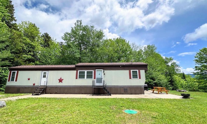 Twin Mountain House | 26CM - private camp in Bretton Woods, wifi, AC, private yard with great views!