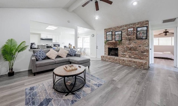 Spring Branch Central House | 2710 NEW cozy near IKEA Downtown Zoo