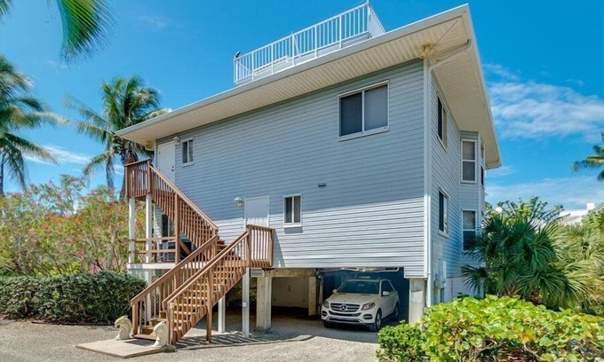 Boca Grande House | 2740 Shore Ln - 1 block to the peach - Pet Friendly! Large Home