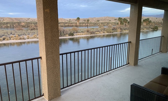 Bullhead City House | 2900sf Riverfront home,no wake zone,5 bdrm, 4 bath Sleeps14,games, Sandy Beach!