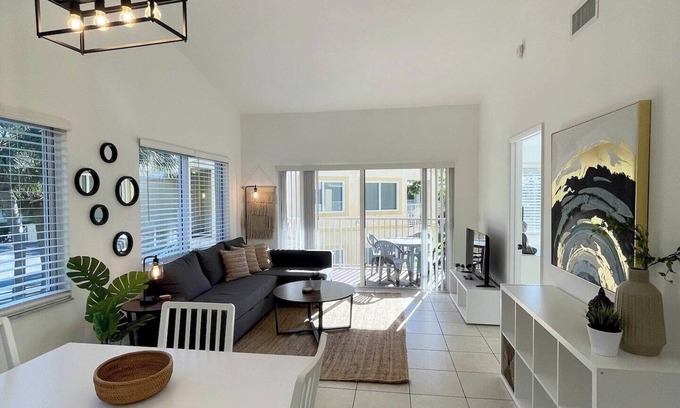 Mission Bay Apartment | 290C - Boca Retreat w/Pool, Parking, Near Evert Tennis & Shops