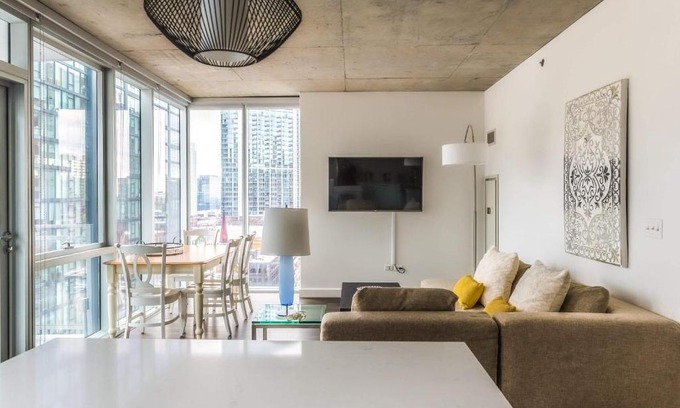 Downtown Chicago Apartment | 2B 2BA Luxury Suite with Balcony and Wi-Fi, PAID IN and OUT PARKING IN BLDG