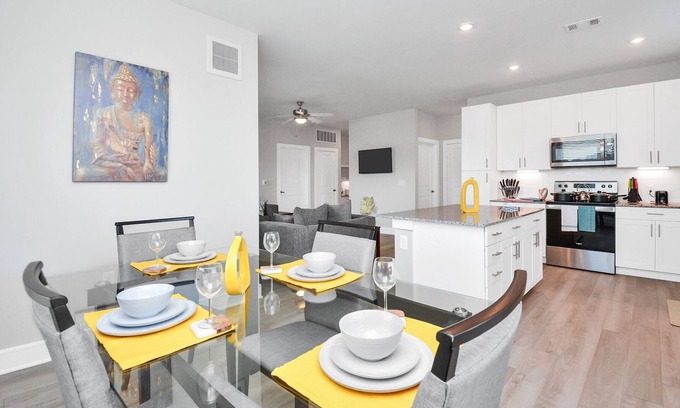 Addicks Apartment | 2BD/2BA With Pool~King & Queen bed, Mins to W. Houston Medical Centre