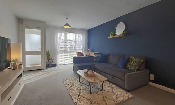 Stevenage House | 2BD Home: Locale Near Old Town and Fast London Links
