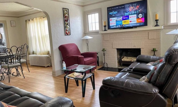 Waukegan Apartment | ☆2bdrm Apt near Naval Base - 6 Flags - Casino☆