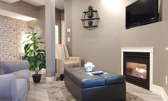 McMillan House | 2bdrm Suite in Executive Home with Sweeping Mountain and Valley Views