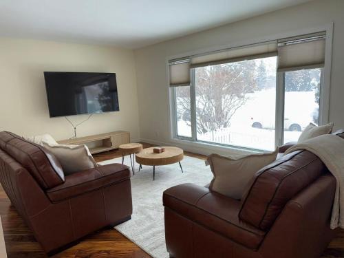Southeast Edmonton House | 2Bed Bright & Stylish Ritchie Urban Retreat