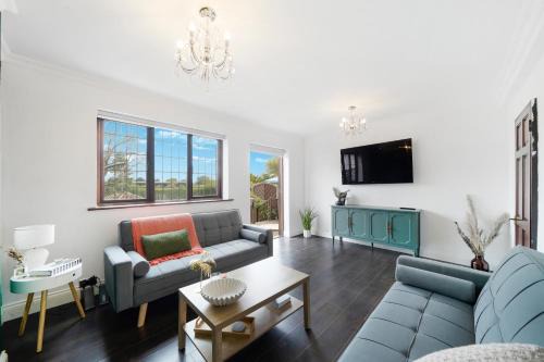 Brunel House | 2bed House - Heathrow 12 mins - King Size Beds - Prv-Parking x2