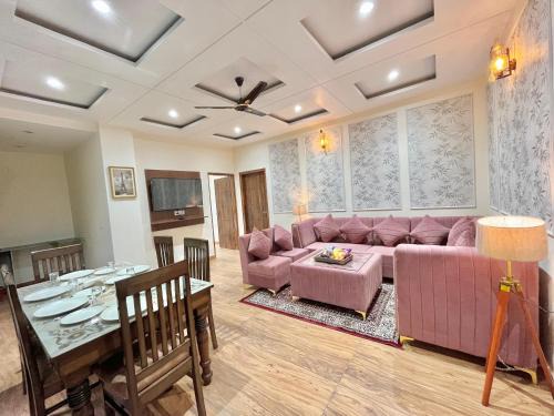 Kumarhatti Apartment | 2BHK Hilltop Retreat With Pool by Kasauli Vista