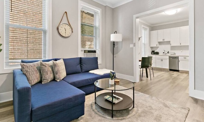 West Town Apartment | 2BR Comfy and Stylish Apt in West Town
