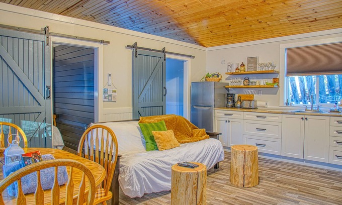 Christina Lake House | 2BR Ideal for Families or Couples Traveling Together - Private Veranda - Beaches