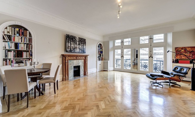 London City Centre Apartment | 2BR; Large Living Room, Parquet Floors, High Ceilings, Concierge