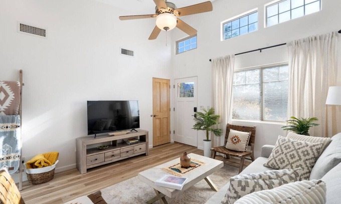 Uptown Sedona House | 2BR Serene Red Rock Retreat - Hot Tub & Nice Views