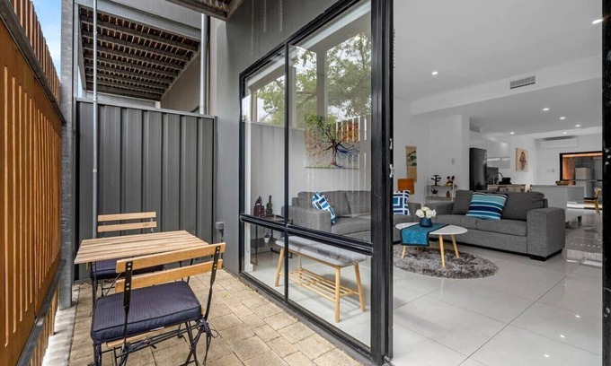 Adelaide Central Business District House | 2BR Townhouse CBD Chinatown Free WiFi FreeParking