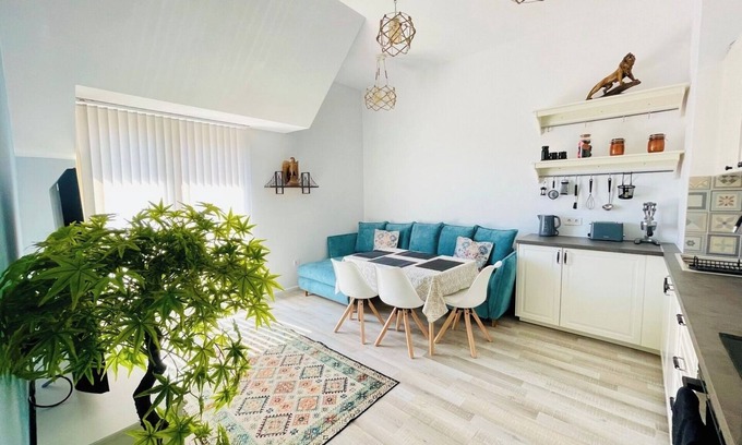 Odesos Apartment | 2BR Vintage Residence - Free Parking