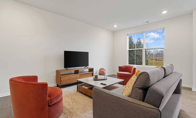 Fox Valley House | 2BStylish Townhome|Garage Access|Washer&Dryer|Perfect for Long Stays! #42324