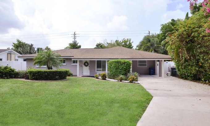 Gulf Gate Estates House | 2miles from Siesta Key! 4bd 3bth with pool