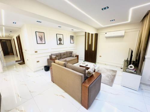 Al Duqqi Apartment | 3 غرف نوم في وسط المهندسين