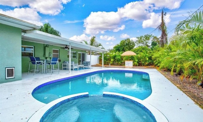 Southgate House | 3/2 stunner w/heated pool & hot tub paradise, minutes to beaches, NO FEES!