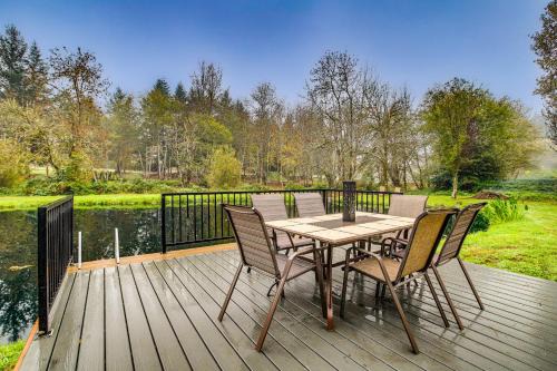 Amboy House | 3 Acres! Spacious Waterfront Home in Amboy