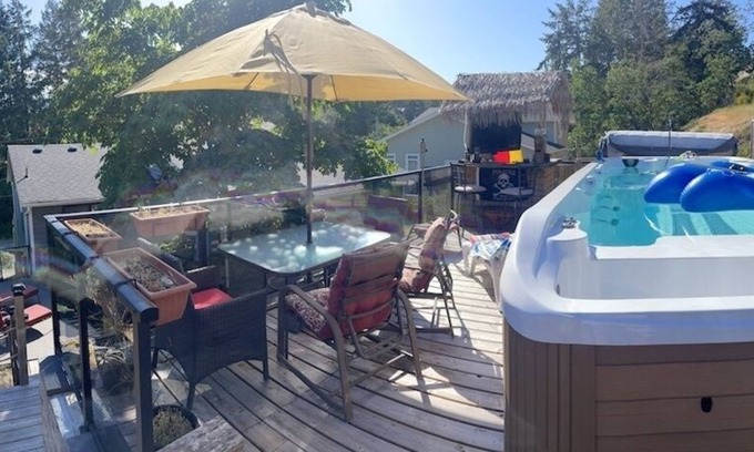 Departure Bay House | 3 bdm house with Swim Spa, walk to Departure Bay, Hike Linley Valley Park