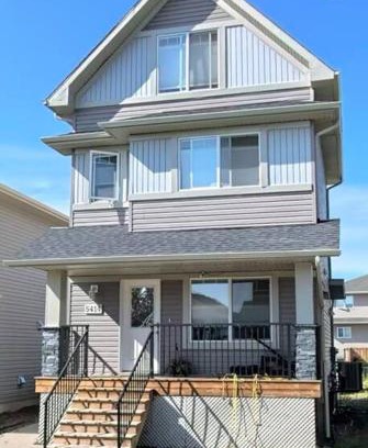 Regina Villa | 3 BDR - Bonus Room - King Bed - Garage - Near Airport