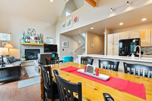 Wildernest House | 3 BDR Retreat Cozy Home with Private Hot Tub