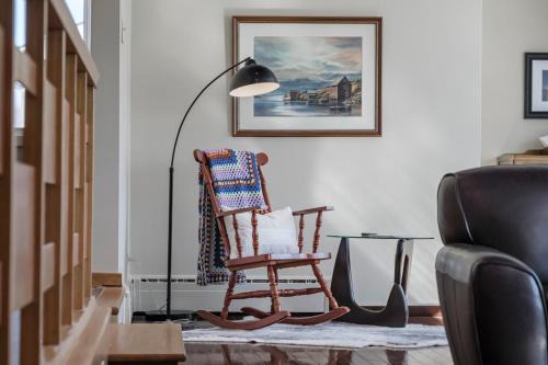 Waterford Valley House | 3 Bed 2 Bath Retro-Chic Comfort on the Crescent