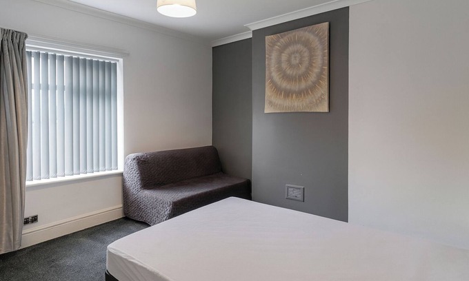 Warrington House | 3 Bed-2 Bath-Sleeps 4-Free Parking