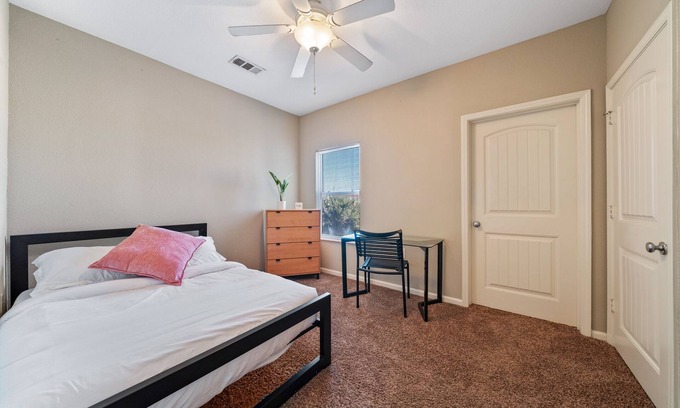Bay Area Condo | 3 Bed 3 Bath Condo with On-Site Parking and Pool Mins from Texas AM 4208