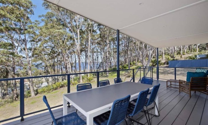 Long Beach House | 3-Bed Coastal Getaway with Direct Beach Access
