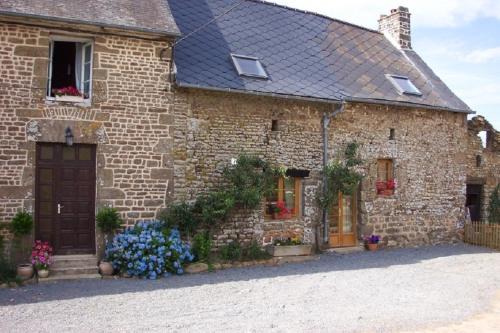 Saint-Simeon House | 3 Bed Cottage - Sleeps 5 - Garden - Parking - Wifi