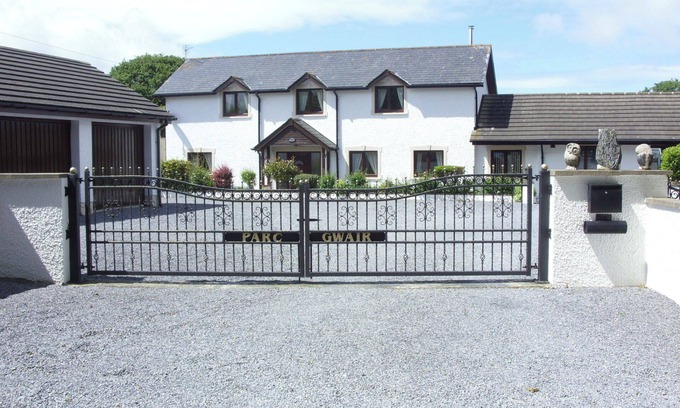 Llandyssiliogogo House | 3 Bed Cottage-Sleeps 6-Garden-Hot Tub-Games Room