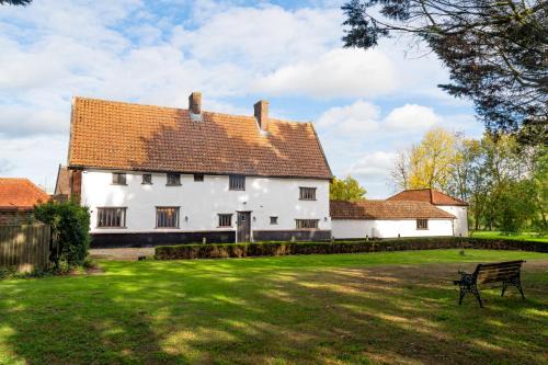 Hethel Villa | 3 Bed Country House with Pool and Sauna