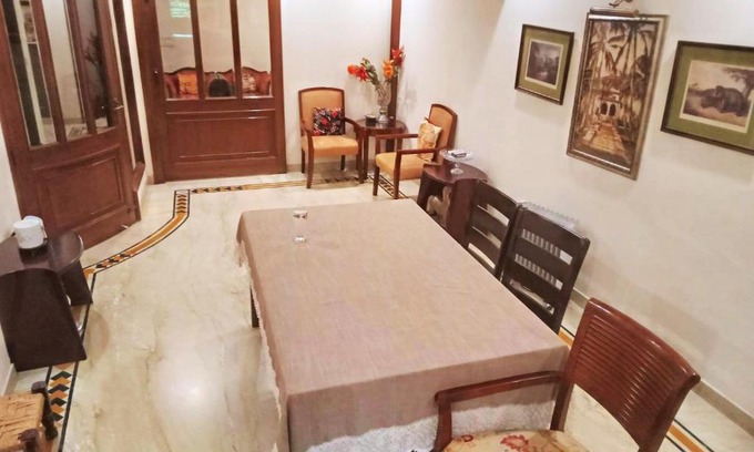 Nehru Place Apartment | 3 Bed Flat - Sleeps 6 - Parking - Wifi