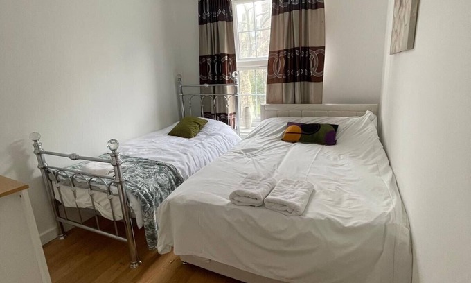 Newington Apartment | 3 Bed Flat - Sleeps 6 - Parking - Wifi