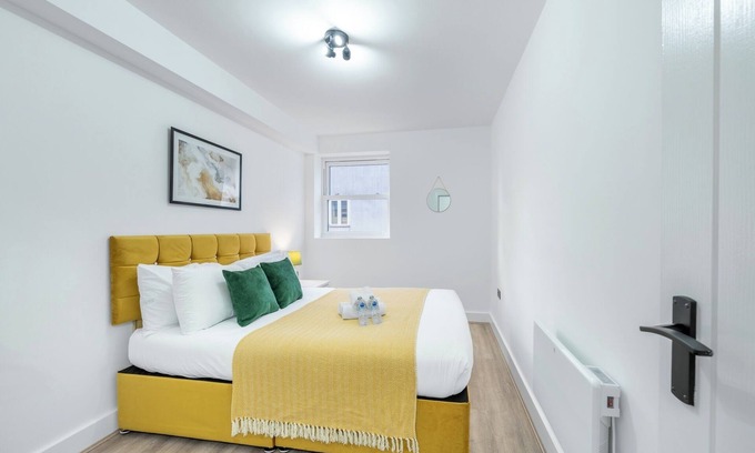 West Ham Apartment | 3 Bed Flat - Sleeps 8 - Parking - Wifi