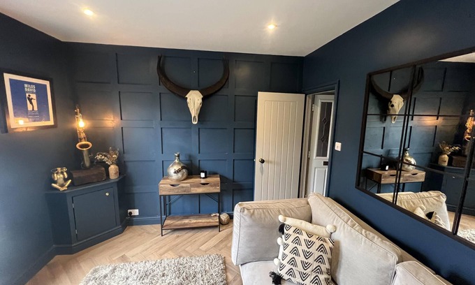 Guildford House | 3 Bed Home - Sleeps 6, Garden, Pets, Free Parking