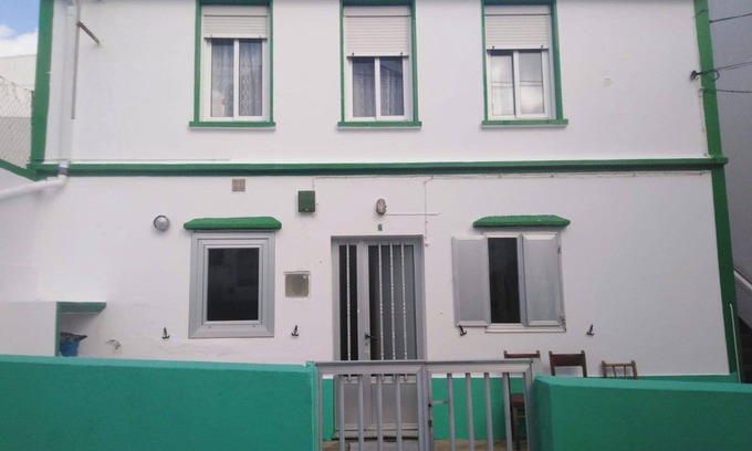 Corme Porto House | 3 Bed House Sleeps 6 with Pet-Friendly Garden