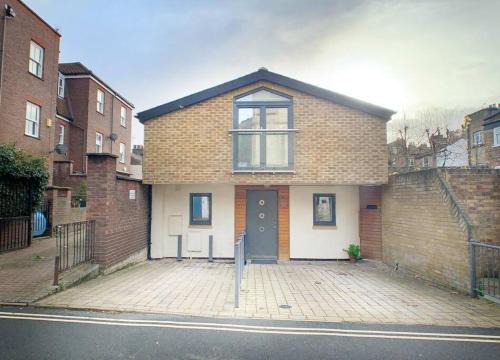 Richmond-upon-Thames House | 3 Bed House in central Richmond with driveway parking
