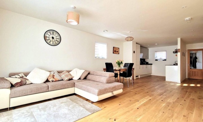 Lewiston House | 3 Bed House - Sleeps 5 - Garden - Parking - Wifi