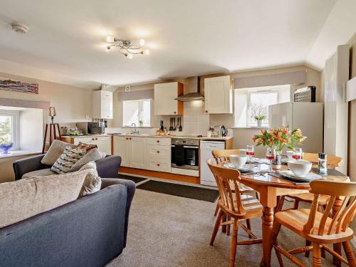 Cosheston House | 3 Bed in Cosheston 90732