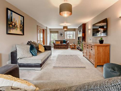 Egremont House | 3 Bed in Haile 90050