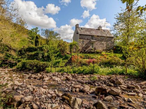 Llanfihangel Tal-y-llyn House | 3 Bed in Talybont-on-Usk BN351