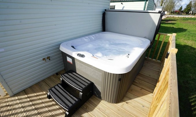 Wesham Cabin | 3-Bed Lodge, Sleeps 6, Hot tub