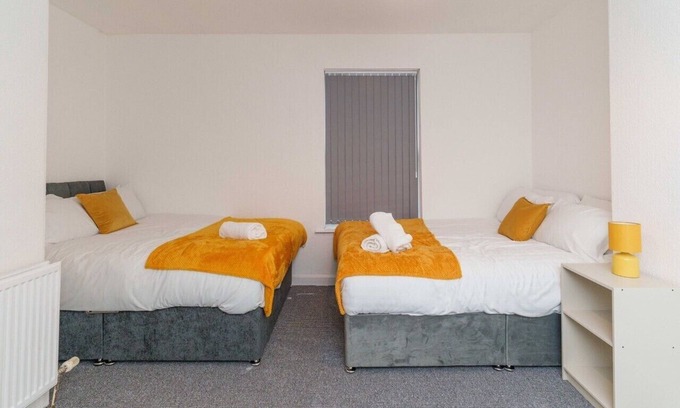 Leeds Apartment | 3 Bed, Sleeps 7 with Garden & Parking Dent House