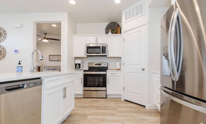 Garden City House | 3-bed townhome in charming Garden City with WiFi, AC, view of lake, near marina