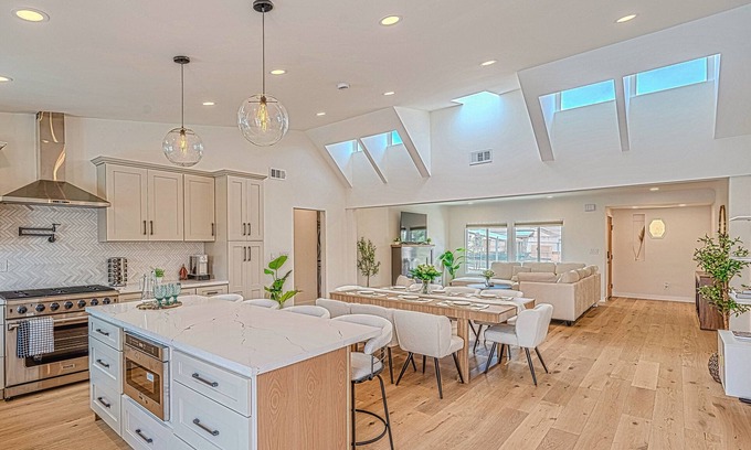 View Park-Windsor Hills House | 3-bedroom house in perfect View Park-Windsor Hills with AC, pool & gym