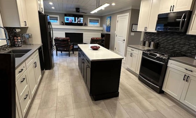 Columbia House | 3 Bedroom 1 Bath Pet Friendly 5 min to MU