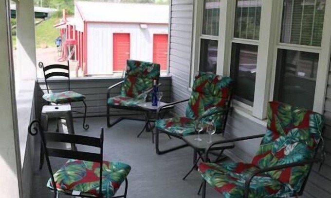 Athens House | 3 Bedroom, 2 Bath, Hike to Downtown, Porch, FREE Wi-Fi, Wash/Dryer, and Parking